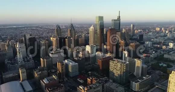 费城宾夕法尼亚城市景观和美丽的日落光在背景摩天大楼快速观景一号商务区视频的预览图