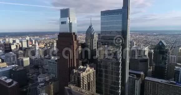 美丽的费城城市景观与摩天大楼紧密相连的市政厅特拉华河背景视频的预览图