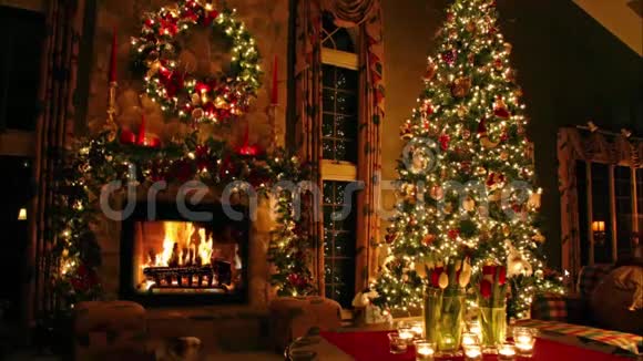 美妙可爱舒适浪漫的气氛喜庆的圣诞树除夕夜家庭壁炉灯光内部视频的预览图