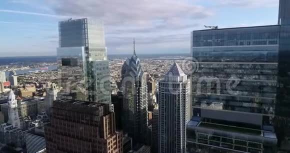 美丽的费城城市景观背景摩天大楼近在咫尺视频的预览图