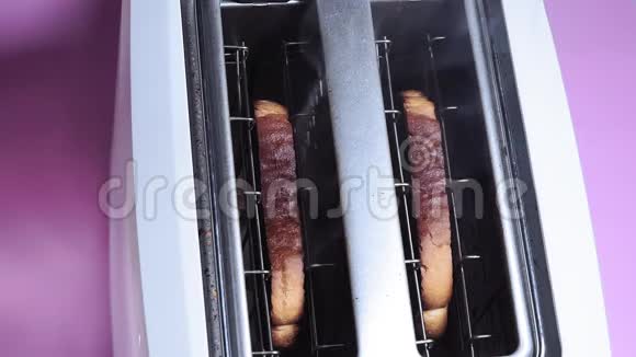 烧烤面包做不好的早餐烟雾从黑色烤面包中升起视频的预览图