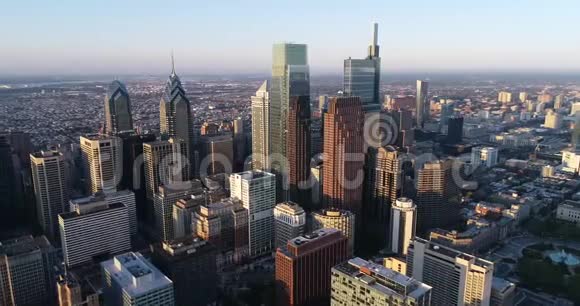 费城宾夕法尼亚城市景观和美丽的日落光在背景背景二中的市政厅和摩天大楼视频的预览图