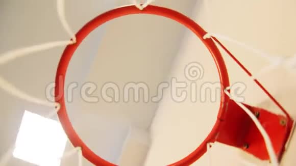 摄像机在红色篮球篮下快速转动白色的网视频的预览图
