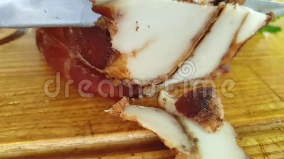 传统土产猪肉在木板上的脂肪切割视频的预览图
