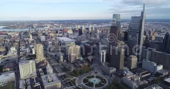 费城商业区和市中心的鸟瞰图后台市政厅宾夕法尼亚州视频的预览图