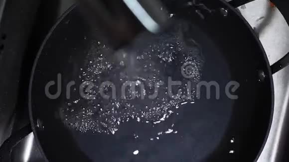从烹饪锅内的顶部流出的水水流概念分散水滴选择性聚焦关闭视频的预览图