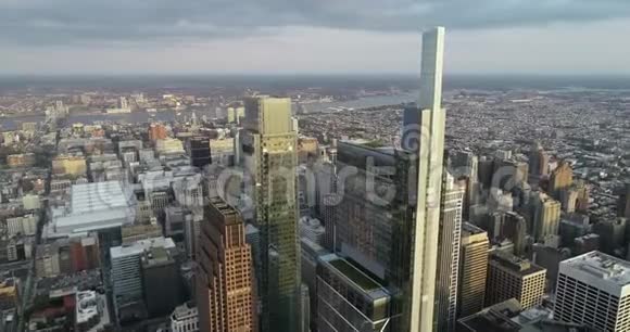 背景市政厅内有摩天大楼和特拉华河的费城城市景观视频的预览图