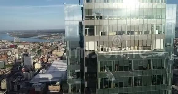 美丽的费城城市景观与近景摩天大楼和玻璃倒影在背景视频的预览图