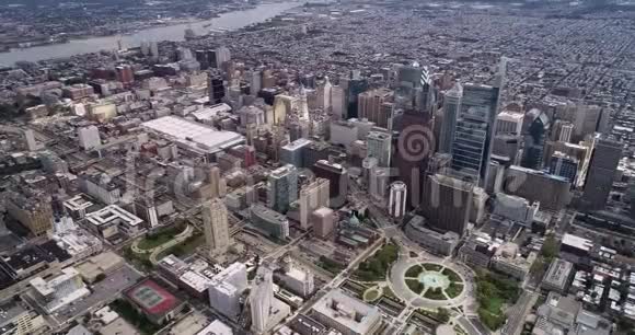 美丽的费城城市景观商业摩天大楼特拉华河和交通背景视频的预览图