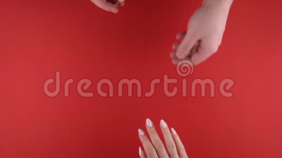 2月14日的求婚男人给女人戴上订婚戒指3月8日妇女节礼品视频的预览图