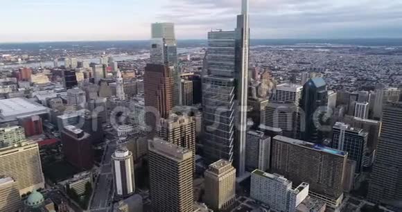 费城商业区和市中心的鸟瞰图宾夕法尼亚背景下的市政厅和特拉华河视频的预览图