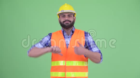 愚蠢的超重的留着胡子的印度建筑工人在做决定视频的预览图