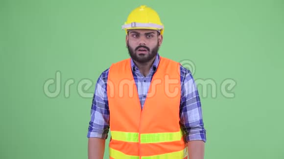 年轻超重留胡子的印度建筑工人听到了坏消息视频的预览图
