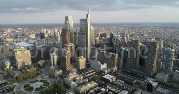 费城城市景观与摩天大楼和洛根广场圈喷泉特拉华河背景阳光明媚日景快视频的预览图