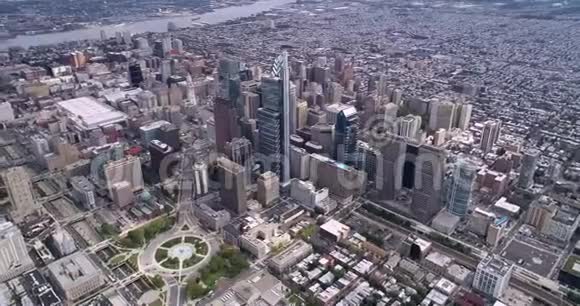 美丽的费城城市景观商业摩天大楼特拉华河本富兰克林大桥背景视频的预览图