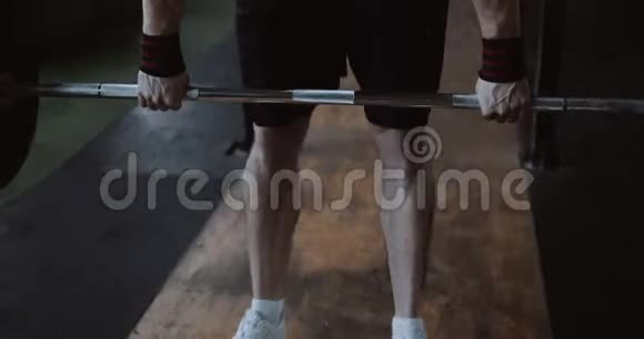 镜头在年轻的运动白种人胡须男子举起沉重的重量杠铃在大体育馆大厅缓慢的运动视频的预览图