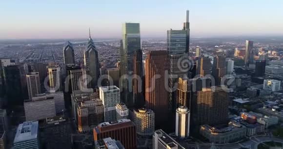 费城宾夕法尼亚城市景观和美丽的日落光在背景摩天大楼快速观景商业区视频的预览图