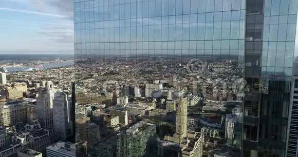 美丽的费城城市景观与近距离摩天大楼和玻璃反射在背景飞行归来视频的预览图