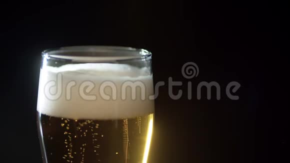 全杯啤酒泡沫和气泡视频的预览图