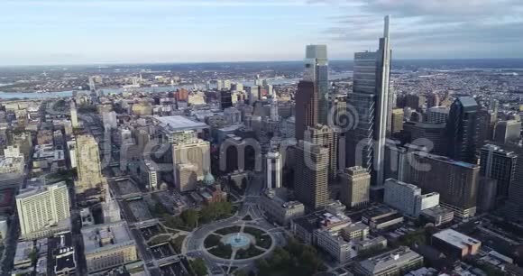 费城商业区和市中心的鸟瞰图宾夕法尼亚州视频的预览图