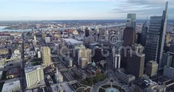费城商业区和市中心的鸟瞰图市政厅和维恩街高速公路在后台宾夕法尼亚州视频的预览图