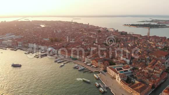 威尼斯船船海海滨城市视频的预览图