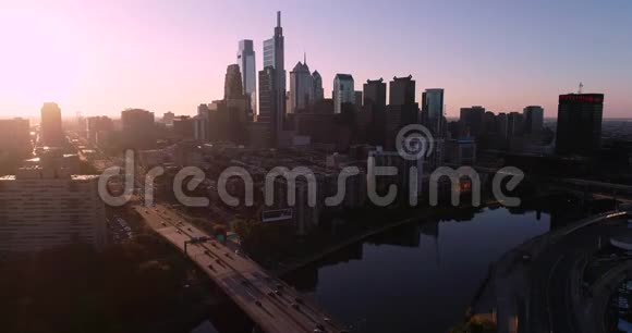 费城宾夕法尼亚城市景观和美丽的日落光在背景舒尔基尔河和维恩街高速公路视频的预览图