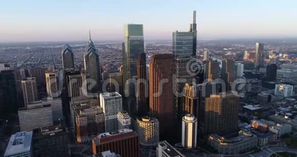 费城宾夕法尼亚城市景观和美丽的日落光在背景摩天大楼二的商业区视频的预览图