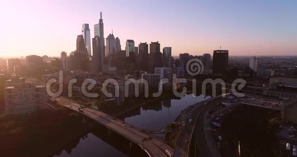 费城宾夕法尼亚城市景观和美丽的日落光在背景舒尔基尔河和火车站视频的预览图