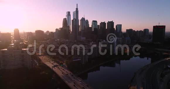 费城宾夕法尼亚城市景观和美丽的日落光在背景舒尔基尔河和维恩街第一高速公路视频的预览图