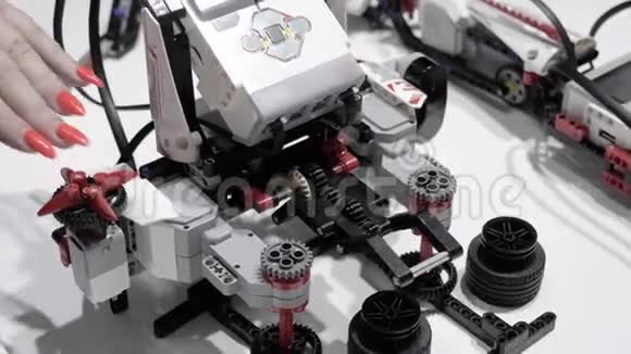 演示智能机器人移动小轮子视频的预览图