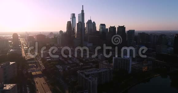 费城宾夕法尼亚城市景观和美丽的日落光在背景一号高速公路视频的预览图