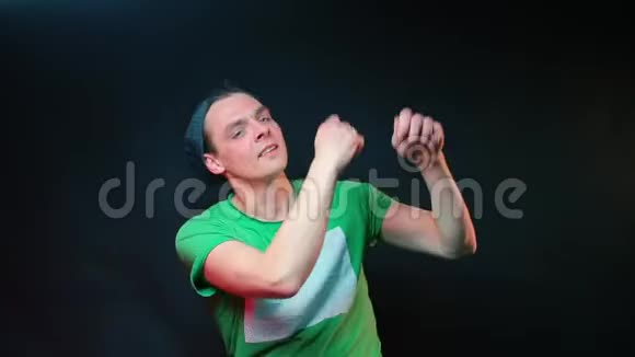 穿绿色衣服的人用手做舞蹈动作视频的预览图