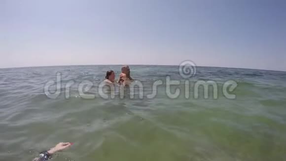 白种人长发女孩站在水中白种人的肩膀上视频的预览图