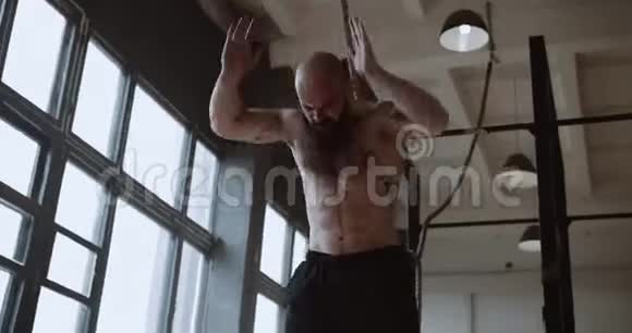 年轻强壮肌肉发达赤膊白种人的男性运动员在大型健身房的功能锻炼中做汉堡运动视频的预览图