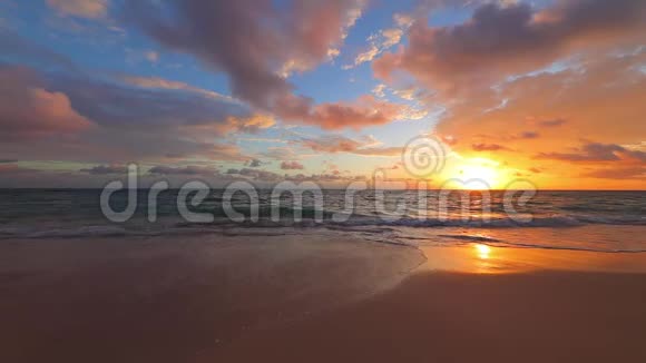 加勒比海海滩海洋日出多米尼加共和国蓬塔卡纳视频的预览图