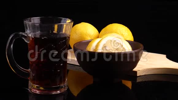甜点和热饮柠檬片喝茶的时候视频的预览图