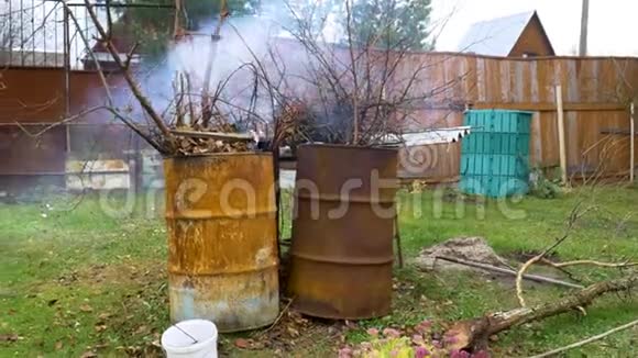 在铁桶里烧木头视频的预览图