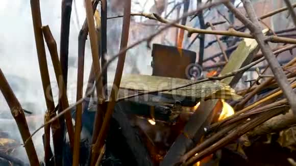 在铁桶里烧木头视频的预览图