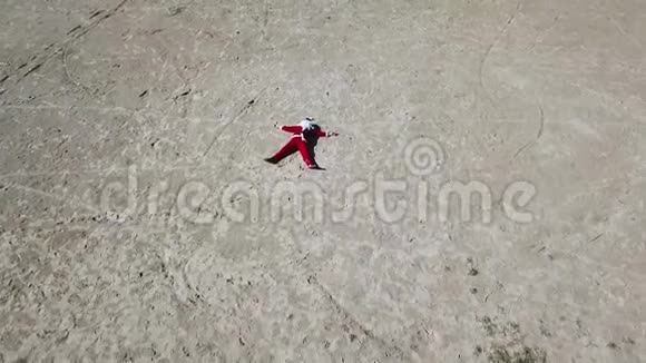 圣诞老人躺在沙滩上上景镜头从腿移到圣诞老人的头上视频的预览图