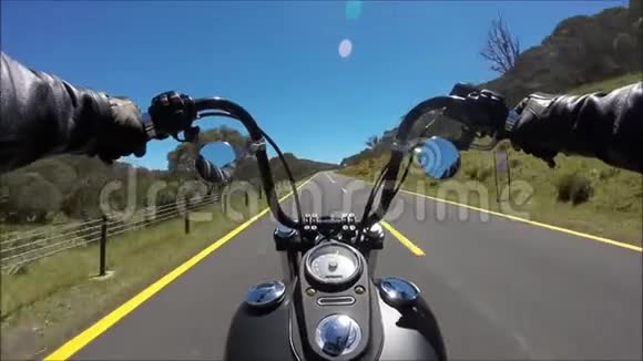 在令人惊叹的风景中第一人称POV拍摄了专业自行车手骑着黑色摩托车快速下坡公路道路视频的预览图