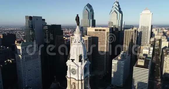 费城市政厅塔楼和威廉潘铜像城市景观与美丽的落日余晖背景I视频的预览图