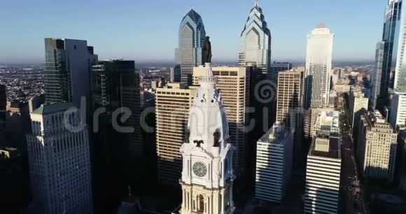 费城市政厅大楼和威廉彭的铜像背景三的城市景观和美丽的日落之光视频的预览图