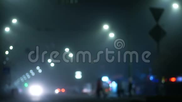 街道傍晚雾路城市交通视频的预览图