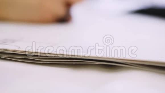 人在纸上用铅笔在桌上的特写画线视频的预览图