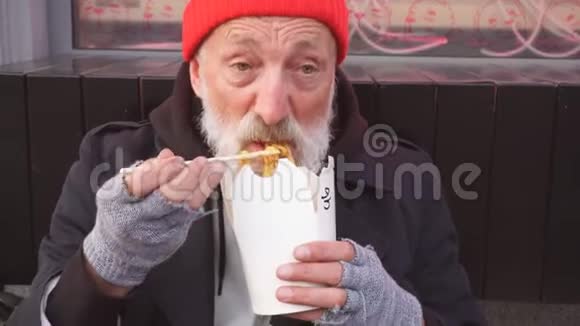 一个老乞丐长着灰胡子在吃食物视频的预览图