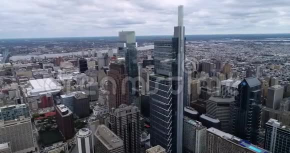 多云的费城城市景观与商业摩天大楼市政厅的背景云天特拉华河视频的预览图