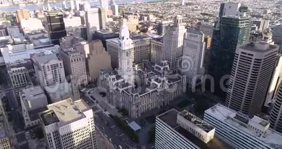 费城市政厅和威廉潘大厦美丽的城市景观商业区和市中心宾夕法尼亚视频的预览图