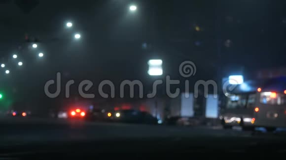 街道傍晚雾路城市交通视频的预览图