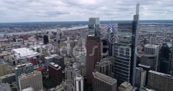 多云的费城城市景观与商业摩天大楼市政厅的背景云天视频的预览图